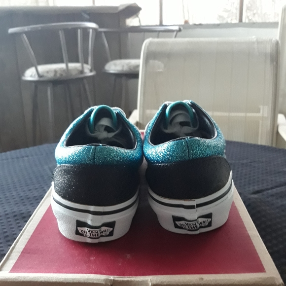 Vans - Picture 7 of 9